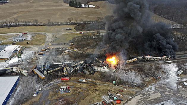 VIDEO: V Ohiu vykolejilo 50 vagonů nákladního vlaku. Propukl masivní požár