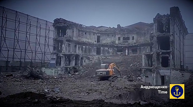 Rusové bourají místo činu, ukázal Kyjev video divadla, kde zemřely stovky lidí