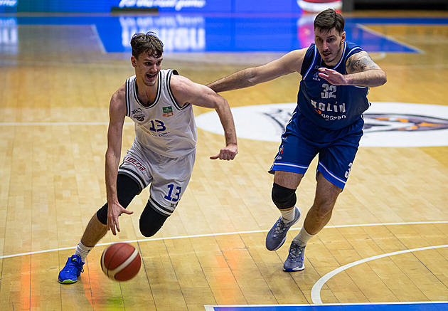 Basketbalisté Slavie si vynutili v předkole třetí zápas, USK přešel přes Kolín