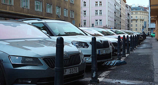 Pražské ulice plní stojící auta, popojet na parkoviště se řidičům nechce