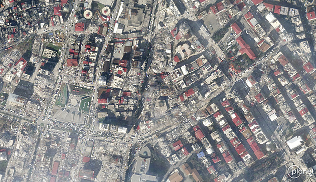 OBRAZEM: Zemětřesení srovnalo se zemí celé čtvrti, ukazují satelitní snímky