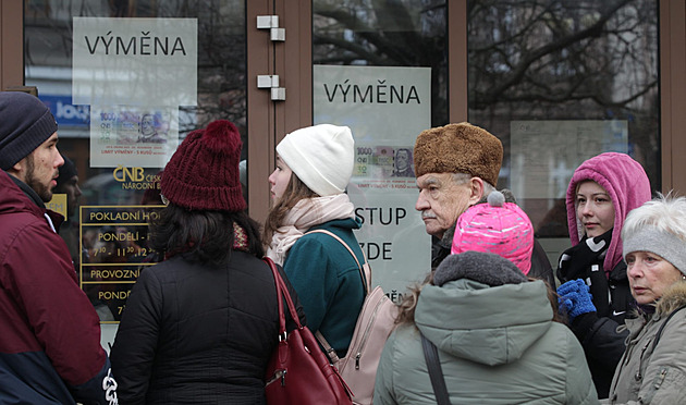 V Brně na bankovku čekali hodiny, banka jim zavřela před nosem