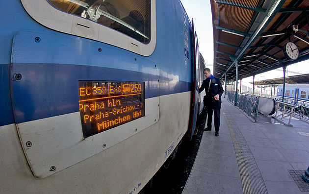 Rodiče vystoupili, aby telefonovali, vlak na Prahu jim ujel i s ročním dítětem