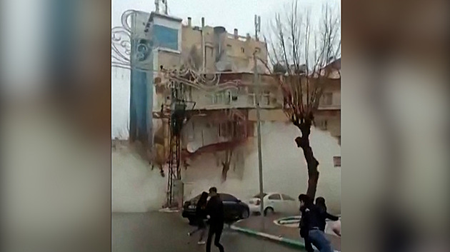VIDEO: V Turecku se po otřesech zřítil šestipatrový dům, lidé prchali