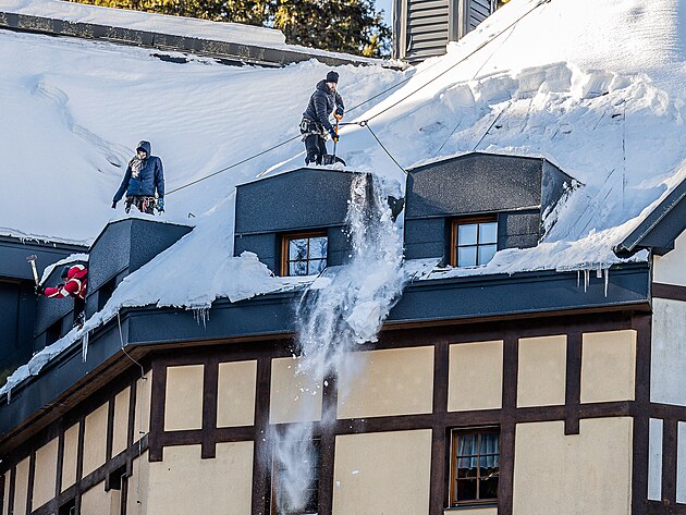Na začátku února v Krkonoších vydatně sněžilo, ze střechy jednoho z hotelů v...