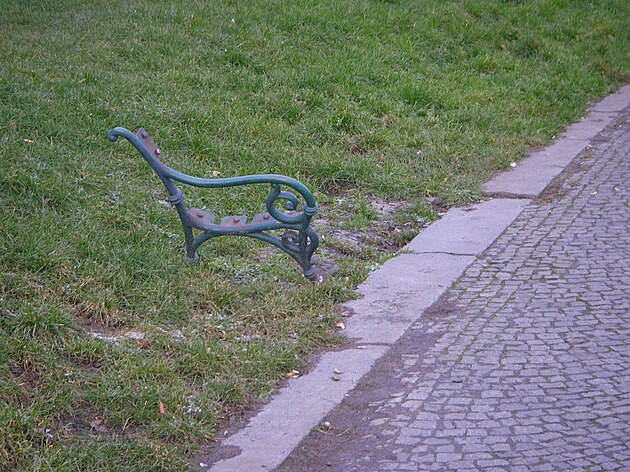 <p>Na Janáčkově nábřeží v Praze 5 nad náplavkou z umístěné lavičky po zásahu vandala zbyla jen jediná část, na které nelze sedět.</p>