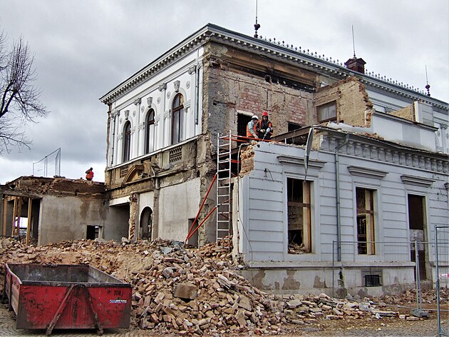 <p>V tržnici pokračuje přestavba bouráním zděných budov.</p>