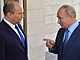 Izraelský premiér Naftali Bennett (vlevo) při setkání s ruským prezidentem...