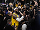 LeBron James z Los Angeles Lakers se mezi kameramany a fotografy raduje z...