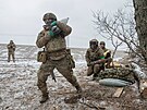 Ukrajintí dlostelci obsluhují houfnici 2A65 Msta nedaleko Bachmutu. (6....