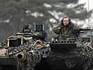 Nmecký ministr obrany Boris Pistorius v tanku Leopard 2 ve vojenském prostoru...