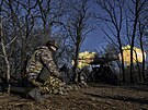 Ukrajinské jednotky pálí na ruské pozice u Bachmutu. (7. února 2023)