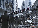 V Adan po zemtesení zasahuje speciální tým tureckého úadu pro katastrofy....