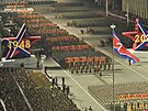 Kim Čong-un dohlížel na přehlídku u příležitosti 75. výročí založení...