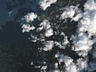 Satelitní snímky spolenosti Planet Labs zachycují kou stoupající z kontejner...