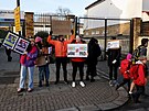 Uitelé se úastní stávkové akce ped kolou v Londýn. (1. února 2023)