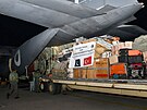 Posádka pákistánského letectva nakládá zásilky pomoci pro oblasti Turecka...