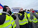 U továrny Nexen na atecku zaala demonstrace. Poádají ji odbory. (6. února...