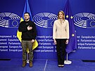 Ukrajinský prezident Volodymyr Zelenskyj s pedsedkyní Evropského parlamentu...