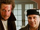 Joe Pesci (vpravo) a Daniel Stern ve scén z filmu Sám doma (1990).