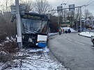 �idi� trolejbusu vyjel mimo vozovku a narazil do sloupu