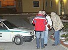 Na míst� vra�dy. Policie u místa, kde byl zast�elen Franti�ek Mrázek.