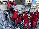 Záchranái v tureckém Kahramanmarasu vyproují peiví silného zemtesení....