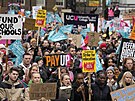 V Británii se koná nejvtí stávka za poslední desetiletí. Demonstruje se...