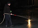 Dobrovolní hasii ve Snném museli ze hit nejprve odházet sníh, poté...
