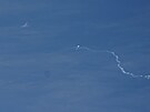 ínský balón se snáí do oceánu poté, co byl sestelen u Surfside Beach v Jiní...