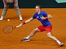 eský tenista Jií Leheka v duelu Davisova poháru s  Portugalcem Nunem...
