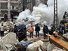 Trosky zemtesením zniených budov v syrském mst Aleppo (6. února 2023)
