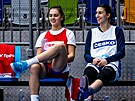 Eli�ka Hamzová (vlevo) a Valentýna Kadlecová na tréninku �eských basketbalistek