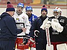 Trenér Kari Jalonen a nominovaní etí hokejisté