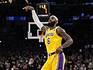 LeBron James z Los Angeles Lakers při své rekordní trefě proti Oklahoma City...