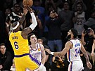 LeBron James z Los Angeles Lakers pi své rekordní tref proti Oklahoma City...
