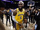 LeBron James z Los Angeles Lakers slaví s dcerou Zhuri posun do ela...