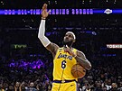 LeBron James z Los Angeles Lakers slaví posun do čela historického pořadí...