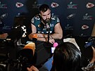 Jason Kelce z Philadelphia Eagles hovoí s novinái ped Super Bowlem.  (12....