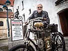 Petr Hošťálek s jednou ze svých motorek před budovou, kde nyní sídlí restaurace...