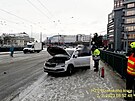 Na most v ulici U Prazdroje v Plzni se rno stetlo osobn vozidlo a tramvaj....