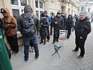 Také v Plzni se ped eskou národní bankou vytvoila fronta lidí, kteí chtjí...