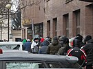 Také v Plzni se ráno ped eskou národní bankou vytvoila fronta lidí, kteí...
