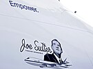 Ilustrace na posledním vyrobeném Boeingu 747 pipomíná Joe Suttera, hlavního...