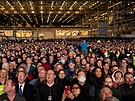 Zamstnanci a pozvaní hosté zaplnili pi slavnosti celou výrobní halu (31....