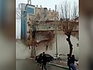 Video zachycuje dsivý pád domu po zemtesení v Turecku