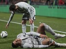 Zranný Kylian Mbappé se drí za koleno bhem zápasu PSG s Montpellier, na...