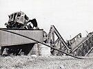 Na ja�e 1945 prchaj�c� wehrmacht vyhodil do pov�t�� v�echny mosty na trati. Na...