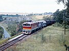 Motorová lokomotiva T478.3039 v ele nákladního vlaku ped stanicí Klobuky v...