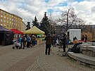 <p>Dnes byly slavnostně zahájeny farmářské trhy na Kubánském náměstí v Praze 10 - Vršovicích. Na místě probíhalo opékání špekáčků a panovala zde skvělá trampská atmosféra.</p>